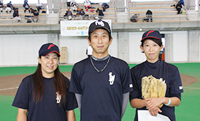 写真：是澤 敬子さん、是澤 亮さん、玉村 真弓さん（伏古わんぱくボーイズ）
